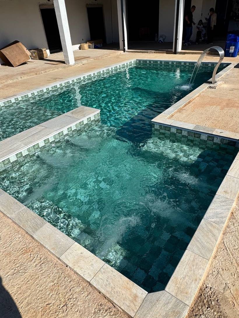 Piscina com spa e cascata em inox